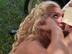 Grosse bite, Gros seins, Blonde, Tir de sperme, De plein air, Rétro ancien