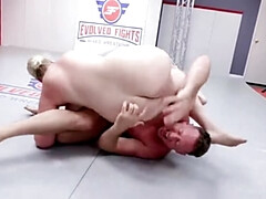 Stel, Dominante vrouw, Handbeurt, Hd, Naakt, Natuurlijke tieten, Voorbinddildo, Zuigen