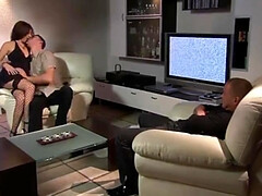 Verga grande, Mamada, Morena, Penetracion con dedos, Natural, Pezones, Trio, Tetas