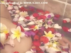 Gros seins, Japonaise, De plein air