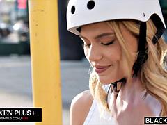 黒人, ブロンド, フェラチオ, 黒人, 手コキする, 異人種間, タトゥー, オッパイの