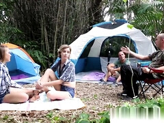 Beauté, Sucer une bite, Mignonne, Gorge profonde, Groupe, Hard, Mamelons, De plein air