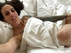 Nana, Chambre à dormir, Brunette brune, Femelle, Doigter, Orgasme, Chatte, Nénés