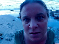 Amateur, Plage, Sucer une bite, Femme couguar, Fait maison, Époux mari, Public, Tabou