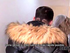Esposa cachonda engaña a su marido por dinero en efectivo delante de él