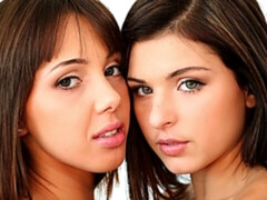 Chambre à dormir, Brunette brune, Doigter, Léchez, Lingerie, Masturbation, Rasée, Dénudage