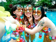 Sucer une bite, En levrette, Branlette thaïlandaise, Orgie, De plein air, Pov, Adolescente, Nénés