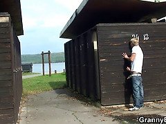 Blond, Rondborstig, Omie, Rijpe lesbienne, Buiten, Hangende tieten, Tiener