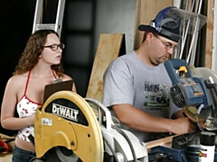 18 jaar, Grote kont, Grote mammen, Pijpbeurt, Bruinharig, Hondjeshouding, Brillen, Mager