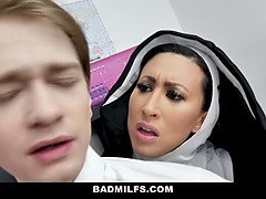 Grosse titten, Hardcore, Nonne, Orgasmus, Weibliche ejakulation, Student, Flotter dreier, Uniform