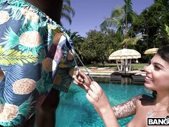 Grosse bite, Sucer une bite, Interracial, Monstre, De plein air, Piscine, Tatouage, Adolescente