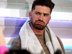 Blondine, Hundestellung, Aufs gesicht abspritzen, Sporthalle, Masturbation, Weibliche ejakulation, Tätowierung, Spanner