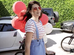 Sucer une bite, Brunette brune, Plantureuse, Dingue, Nue  à poil, Chevaucher, Plan cul à trois