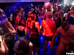 Grosser schwanz, Grosse titten, Cfnm, Fingern, Absätze, Party, Pov, Unter dem rock