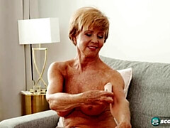 Grosser arsch, Grosse titten, Fingern, Masturbation, Milf, Nackt, Kurzes haar, Solo