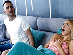 18 años, Verga grande, Rubia, Mamada, Estilo perrito, Tetas naturales, Afeitado, Adolescente