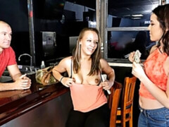 Sucer une bite, 2 femmes 1 homme, Seins naturels, Rousse roux, Dénudage, Adolescente, Plan cul à trois, Nénés