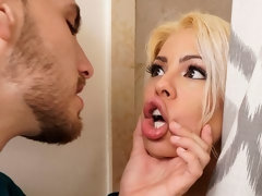 浴室, デカ尻, デカパイ, フェラチオ, 手コキする, 異人種間, 淫乱熟女, 剃毛