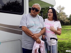 Enthousiasteling, Grote mammen, Sperma in gezicht, Gezin, Handbeurt, Natuurlijke tieten, Kut duiken, Rok