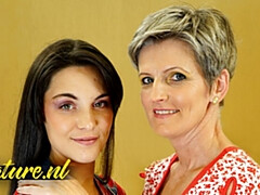 Femme couguar, Embrassement, Lesbienne, Masturbation, Mature, Mère que j'aimerais baiser, Maman, Cheveux courts