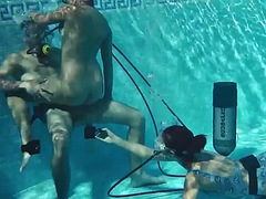 Chica, Mamada, Masturbación, Piscina, Público, Adolescente, Trio, Bajo el agua