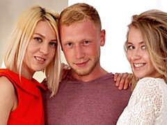 Grosser schwanz, Grosse titten, Blasen, Hundestellung, Behaart, Dürr, Jungendliche (18+), Flotter dreier