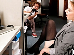 Cul, Grosse bite, Sucer une bite, En levrette, Seins naturels, Bureau, Rousse roux, Nénés