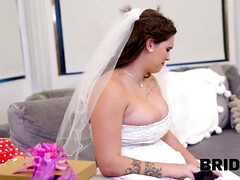 Grosser arsch, Grosse titten, Braunhaarige, Gehörnter ehemann, Realität, Tätowierung, Titten, Ehefrau