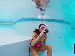 美女, デカパイ, 茶髪の, フェティッシュ, プール, 公共, 一人, 水中
