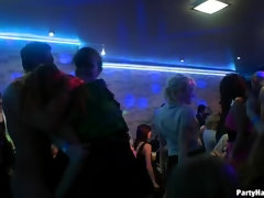 Blond, Bruinharig, Naakte man aangeklede vrouw, Aangekleed, Vrouw, Groep, Hakken, Ondergoed