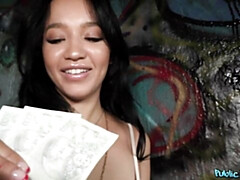 Sucer une bite, Brunette brune, En levrette, Argent, Seins naturels, Cheveux courts, Adolescente, Nénés