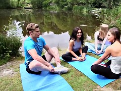 Brits, Naakte man aangeklede vrouw, Europees, Dominante vrouw, Groep, Handbeurt, Buiten, Zuigen