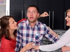 Blonde, Sucer une bite, En levrette, 2 femmes 1 homme, Branlette thaïlandaise, Cuisine, Mère que j'aimerais baiser, Plan cul à trois