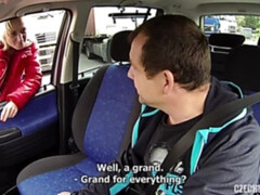 Blondine, Blasen, Auto, Handjob, Reif, Strümpfe, Entkleiden, Titten