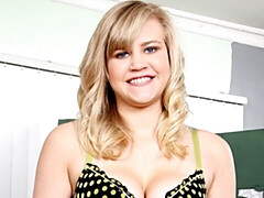 Enthousiasteling, Grote kont, Grote mammen, Blond, Masturbatie, Natuurlijke tieten, Alleen, Strippen