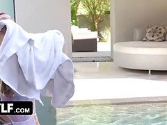 Grosser arsch, Grosse titten, Milf, Im freien, Muschi, Rau, Tätowierung, Nass
