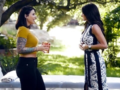 Culo grande, Tetas grandes, Penetracion con dedos, Masaje, Al aire libre, Coño, Sexo soft, Tetas