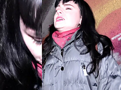 Sucer une bite, Bottes, Brunette brune, Tir de sperme, Gorge profonde, Jeans, Public, Chatte