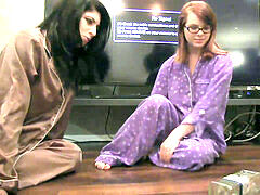 Gruppe, Küssen, Lesbisch, Strapon, Tätowierung, Jungendliche (18+), Flotter dreier, Spielzeuge