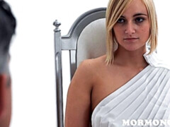 Grosser arsch, Küssen, Lesbisch, Lecken, Masturbation, Natürlichen titten, Entkleiden, Flotter dreier