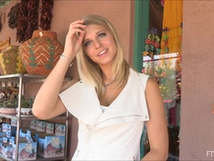 Pénétrer avec le poing, Massage, Masturbation, Orgasme, Public, Solo, Sous la jupe