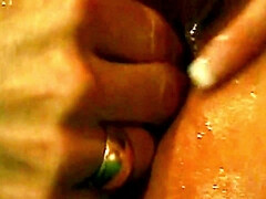 Lieveling, Grote mammen, Bruinharig, Vingeren, Naakt, Kut duiken, Tieten likken, Nat