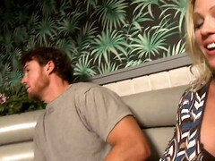 デカ尻, デカチン, ブロンド, フェラチオ, 巨乳な, 筋肉, 公共, オッパイの
