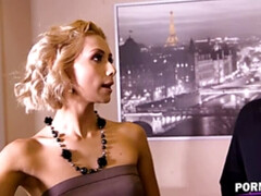 Sucer une bite, Talons, Seins naturels, Jarretelles, Tatouage