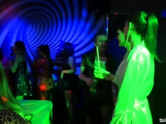 Nana, Dingue, Groupe, Branlette thaïlandaise, Hard, Orgie, Fête, Nénés