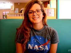 Dansant, Fétiche, Fétiche des pieds, Masturbation, Orgasme, Public, Solo, Jouets