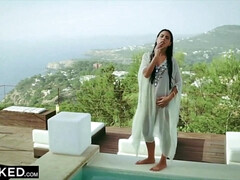 Grosse bite, Noire, Faciale, Léchez, Petite femme, Public, Chevaucher, Nénés