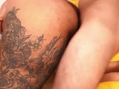 Arsch, Grosser arsch, Grosser schwanz, Sperma im mund, Schwanz, Latina, Reiten, Tätowierung