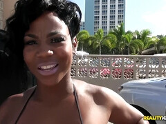 Amerikaans, Grote kont, Badpak, Blond, Pijpbeurt, Hardcore, Kut duiken, Tatoeage