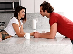 Pijpbeurt, Hondjeshouding, Keuken, Natuurlijke tieten, Mager, Tatoeage, Tiener, Tieten likken